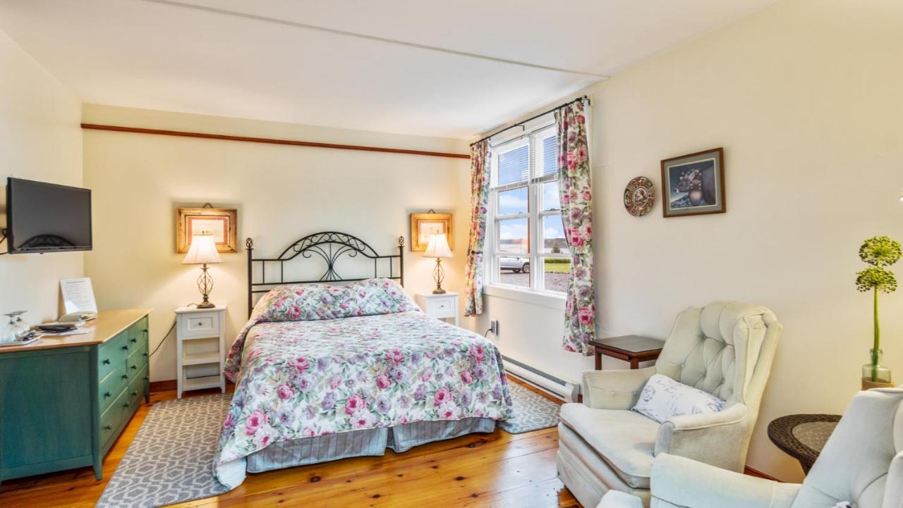 Bayview Pines Country Inn B&B 마혼베이 외부 사진